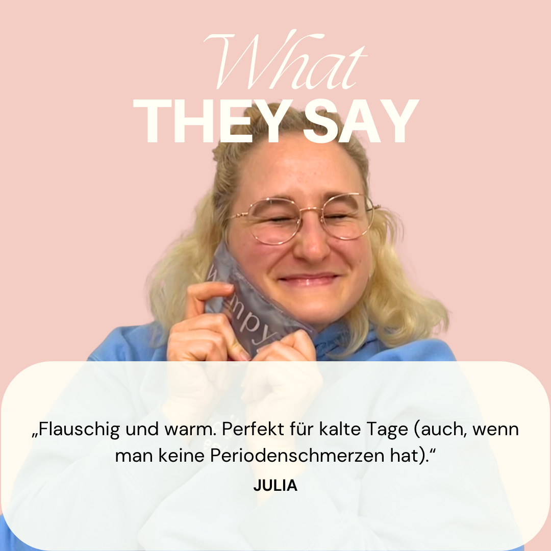 Frau hält Wampy Wärmepad ins Bild. In einem Textfeld steht, wie flauschig und warm sie das Wampy Wärmepad empfindet. Es hilft ihr bei ihren starken Regelschmerzen