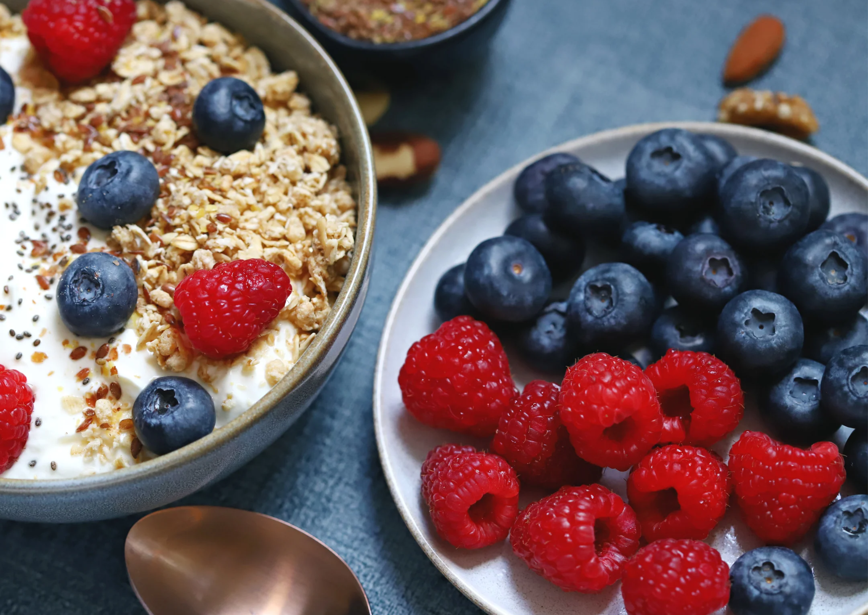 Yogurt, Obst, Leinsamen und Haferflocken - Beispiel für eine gesunde Ernährung, um das Wohlbefinden während der Regel zu stärken