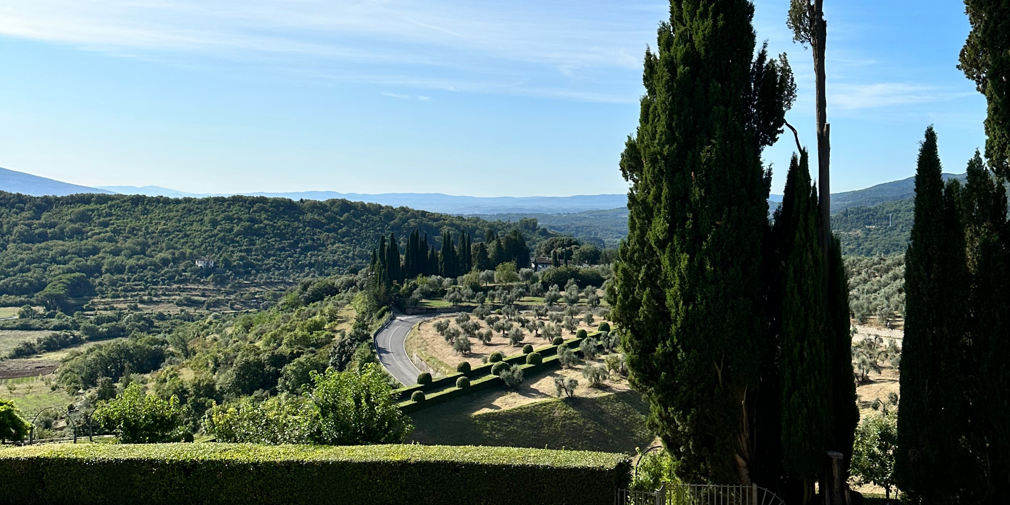 Bild einer grünen Landschaft aus der Toskana stimmt auf den Blogbeitrag: Menstruation in heißen Sommermonaten, ein. 