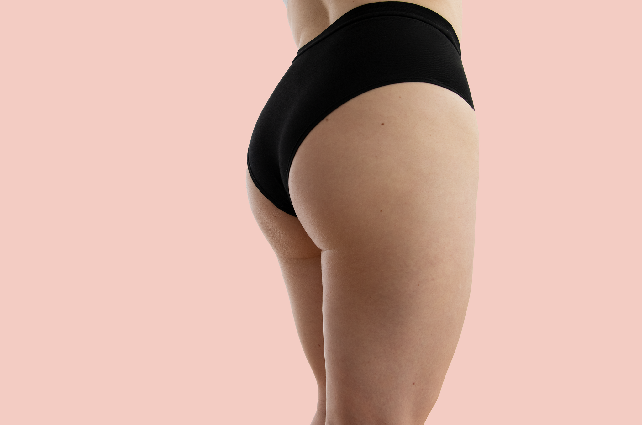 Model in brazilian Panty in Schwarz high waist