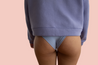 Model in Bazilian Panty lavendel und wampy Pulli von hinten