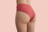 Brazilian Panty rosa rot high Waist am Model von der Seite/hinten 