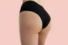 Brazilian Panty in Schwarz hight waist an Model von seite/hinten 