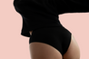 Model in Brazilian Panty und Wampy pullii in schwarz von hinten